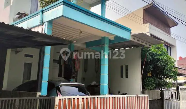 tampak depan dijual rumah 2 lantai di