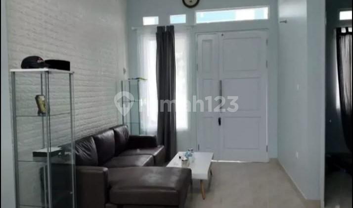 ruang tamu dijual rumah 2 lantai di