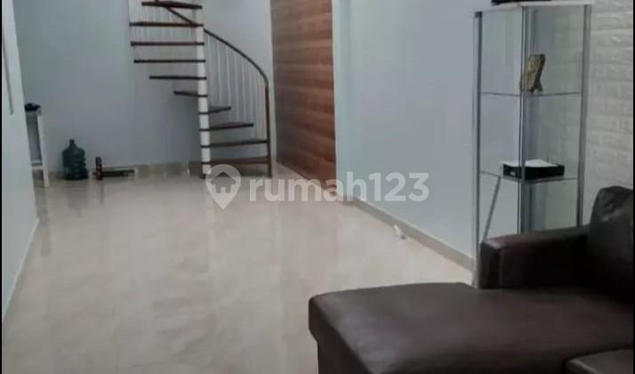 ruang tamu dijual rumah 2 lantai di