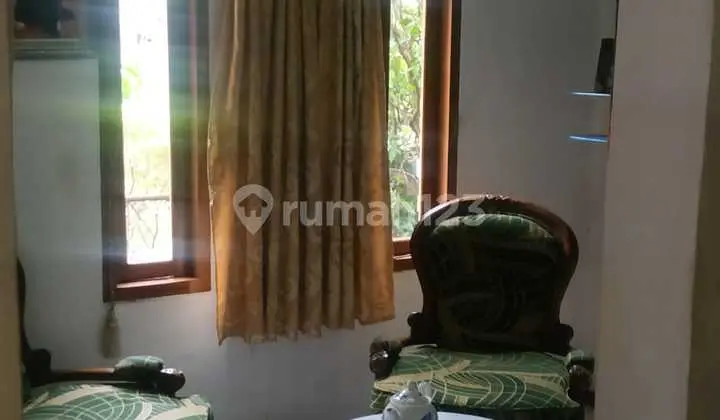 ruang tamu rumah dua lantai cluster katelia