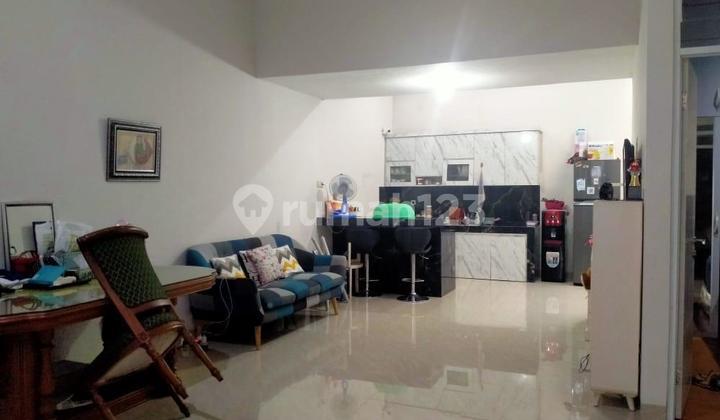 ruang keluarga rumah siap huni di perum