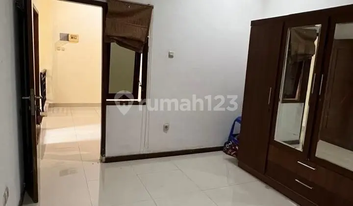 kamar tidur rumah rapi siap huni di