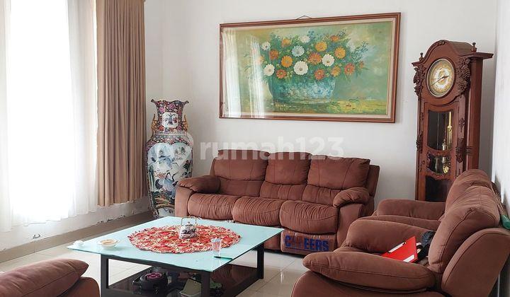 ruang tamu dijual rumah di perumahan wisma