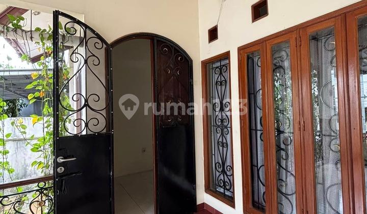 teras rumah dalam komplek paling favorite