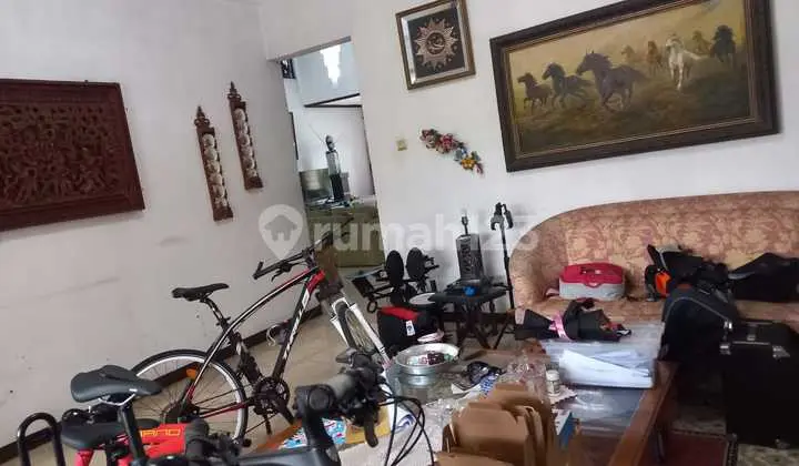 ruang tamu rumah siap huni 2 lantai