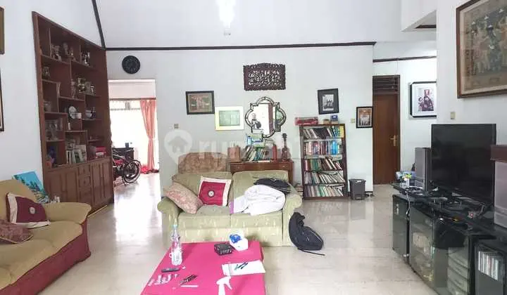 ruang keluarga rumah siap huni 2 lantai