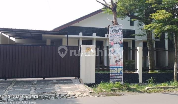 tampak depan dijual rumah luas semi furnish