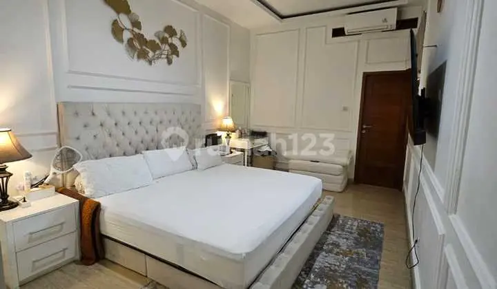 kamar tidur rumah di pangkalan jati indah,