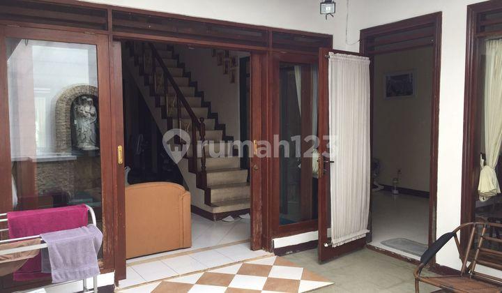 teras rumah besar di graha cinere
