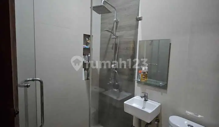 kamar mandi rumah di pangkalan jati indah,