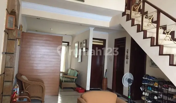 ruang keluarga rumah besar di graha cinere