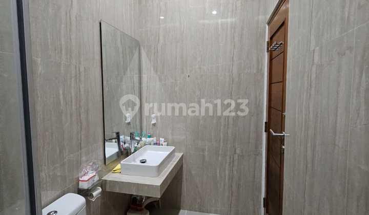 kamar mandi rumah di pangkalan jati indah,