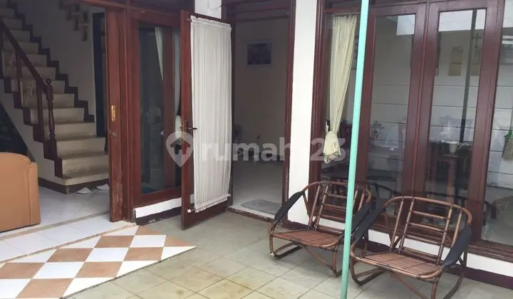 teras rumah besar di graha cinere