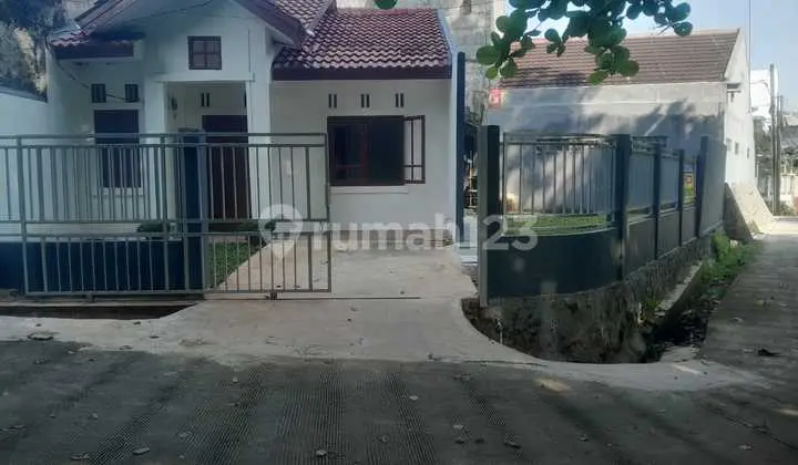 tampak depan rumah di wismamas, cinangka, pondok