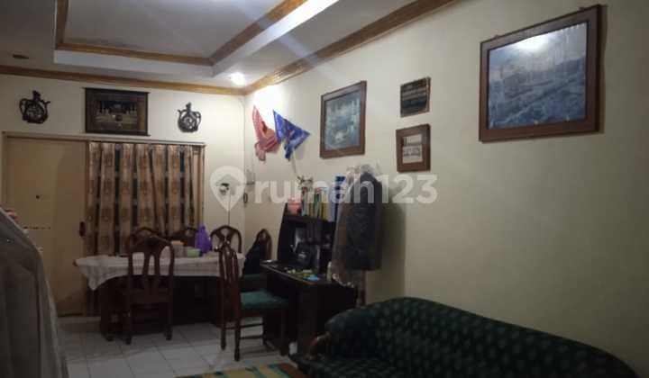 ruang tamu rumah di pondok cabe, wismamas,