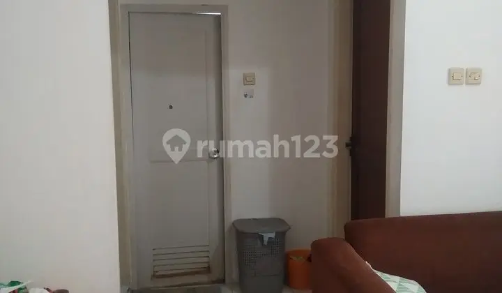 ruang tamu rumah di cinere, kompleks bank