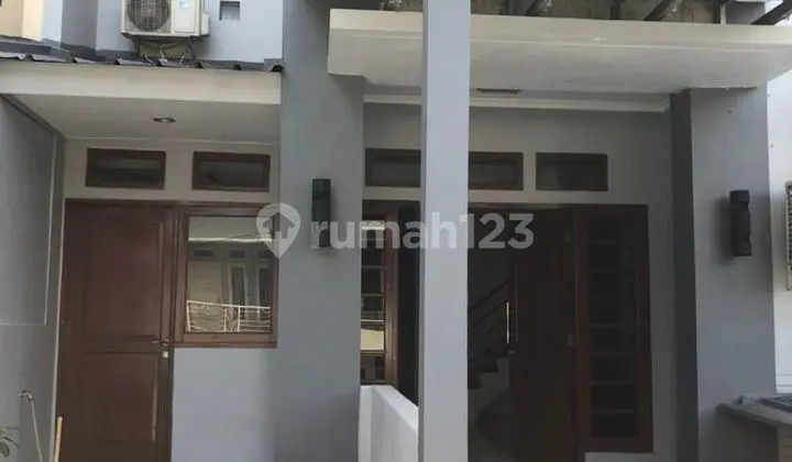 ruang tamu rumah di cinere, panorama bukit