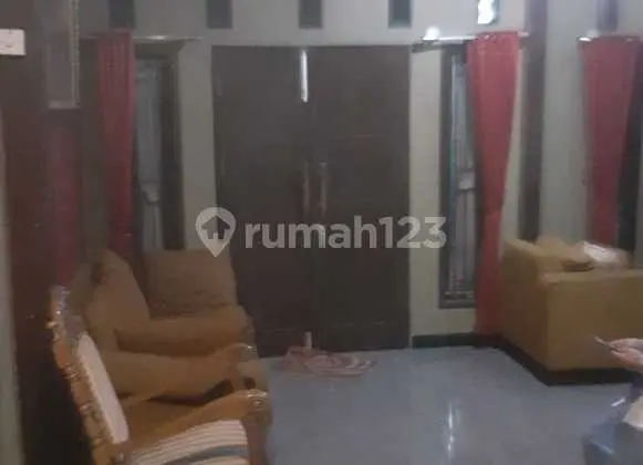 ruang tamu rumah di wismamas, cinangka, pondok