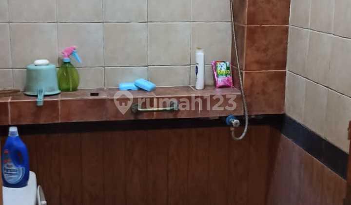 kamar mandi rumah di pangkalan jati indah,