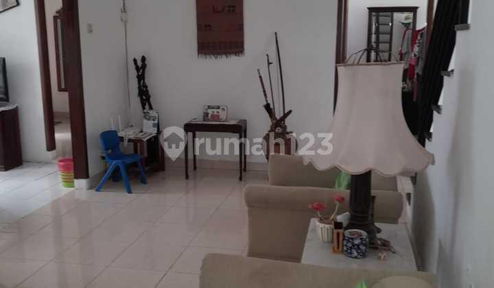 ruang tamu rumah di panorama bukit cinere,