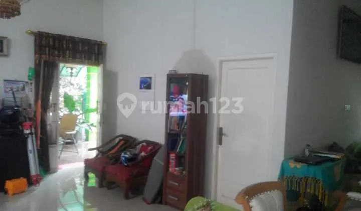 ruang tamu rumah siap huni di perumahan