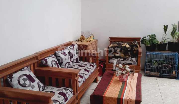 ruang tamu dijual rumah 2 lantai di