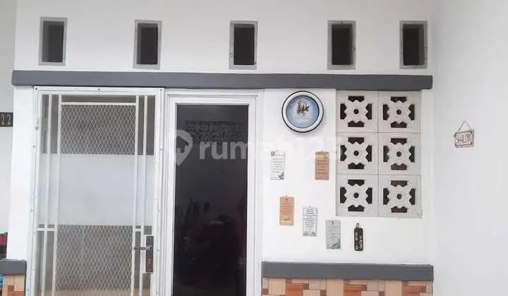 tampak depan dijual rumah 2 lantai di