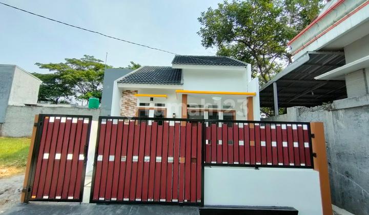 tampak depan rumah baru jadi siap huni