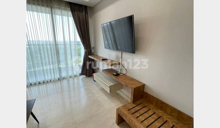 ruang tamu apartemen gold coast pik luas