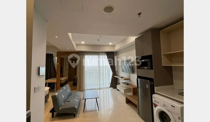 ruang tamu apartemen gold coast pik luas