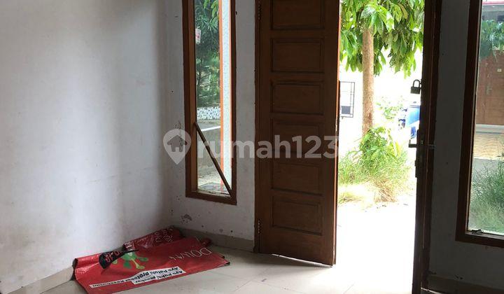 ruang tamu rumah dalam komplek strategis di