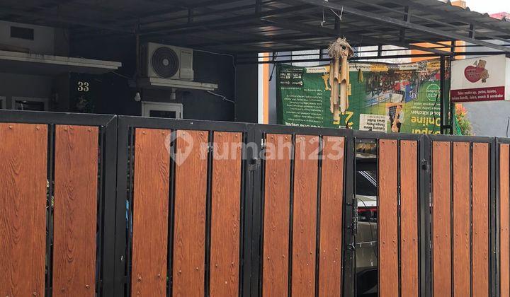 tampak depan rumah dalam komplek strategis di