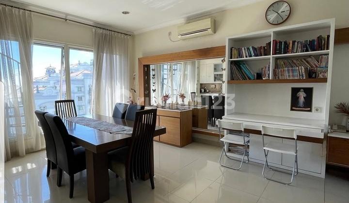 ruang tamu rumah 2 lantai mewah siap