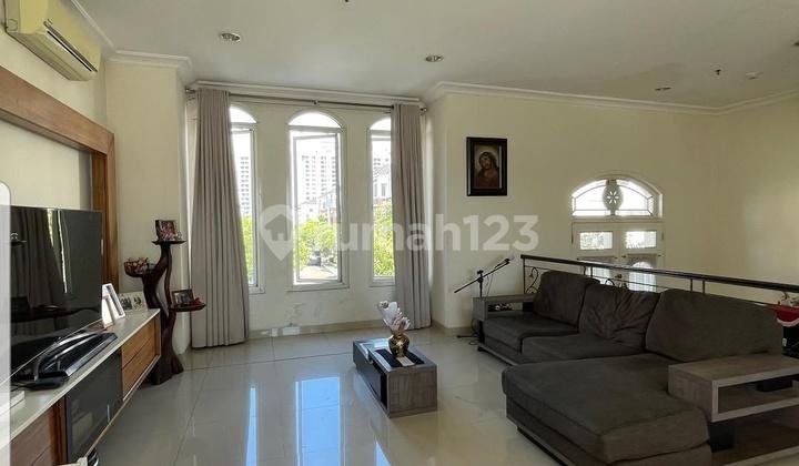 ruang tamu rumah 2 lantai mewah siap