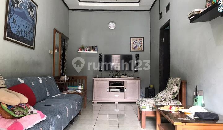 ruang tamu rumah lokasi strategis di mutiara