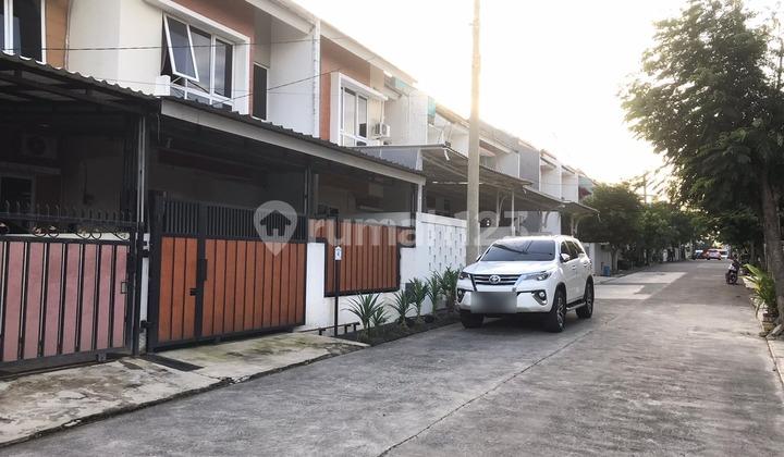 tampak depan rumah 2 lantai di villa