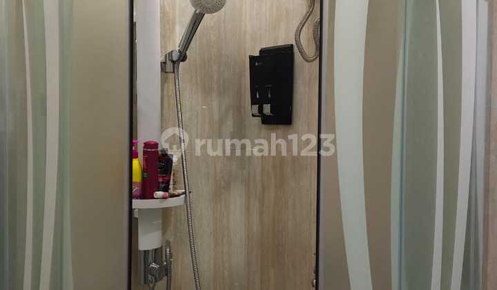 kamar mandi rumah di telaga kahuripan bukit