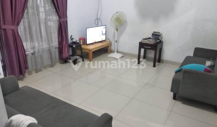 ruang keluarga rumah di perum royal park