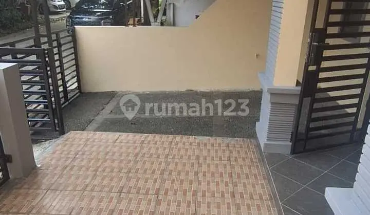 tampak depan rumah 1.5 lantai di mutiara