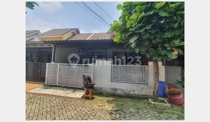 tampak depan dijual rumah tinggal di villa
