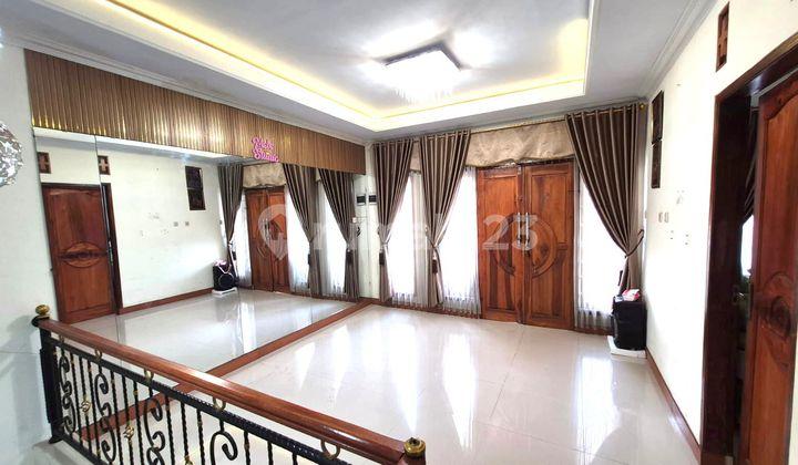 ruang keluarga rumah 2 lantai di griya