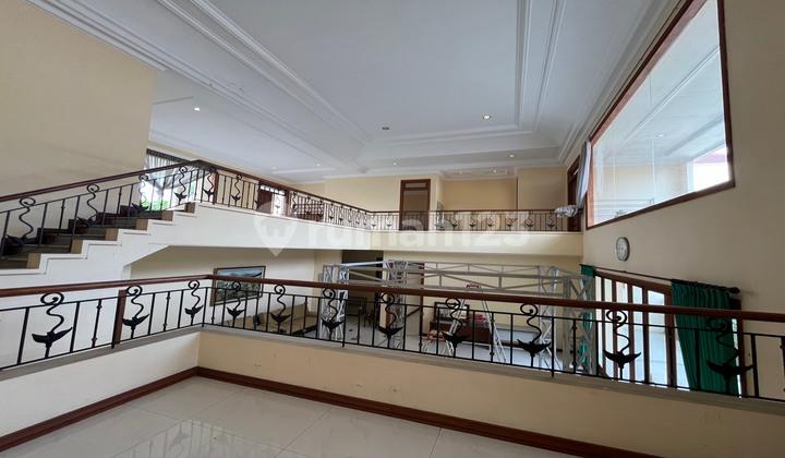 ruang keluarga rumah elite lokasi jalan bulevard