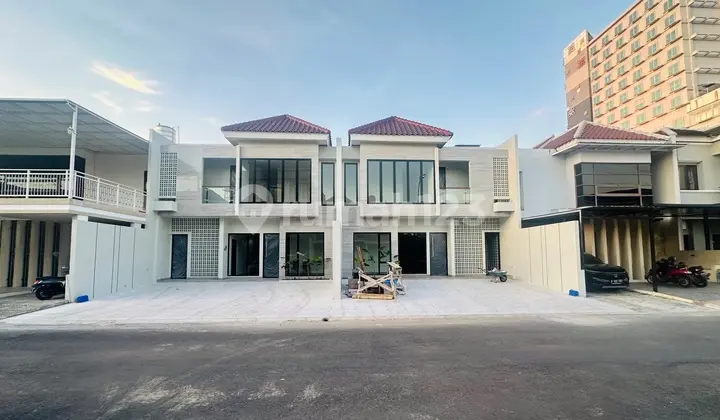 tampak depan rumah 2 lantai siap huni
