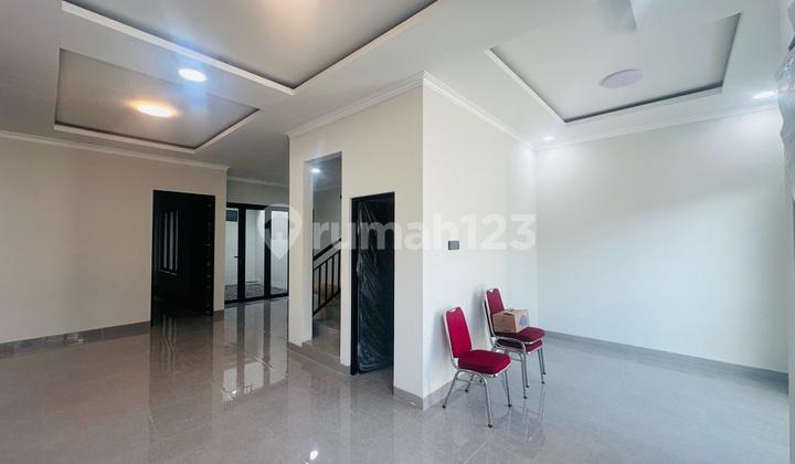 ruang tamu rumah 2 lantai siap huni
