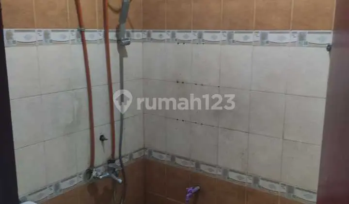 kamar mandi dijual rumah lokasi dekat mall
