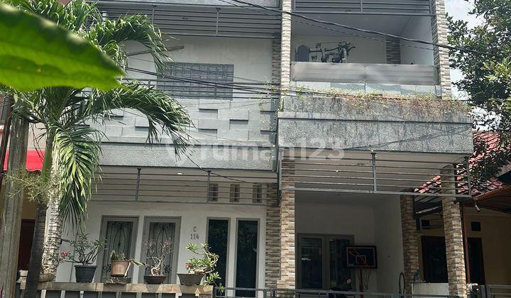 tampak depan rumah cantik 2,5 lantai, mediterania