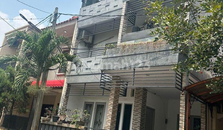 tampak depan rumah cantik 2,5 lantai, mediterania