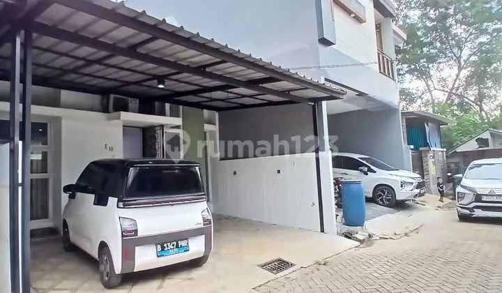 garasi/carport dijual rumah cantik dalam cluster