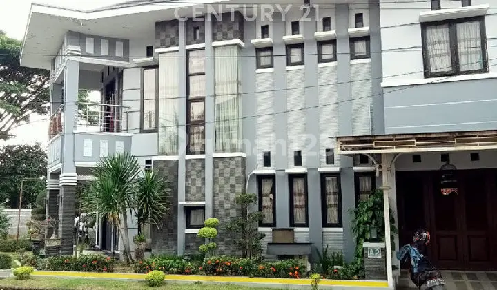 tampak depan rumah kawasan elite padmae langka
