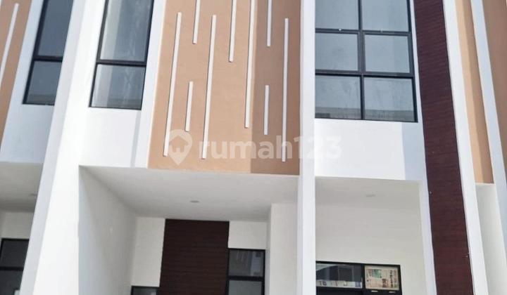 tampak depan ready stock. perumahan green park,